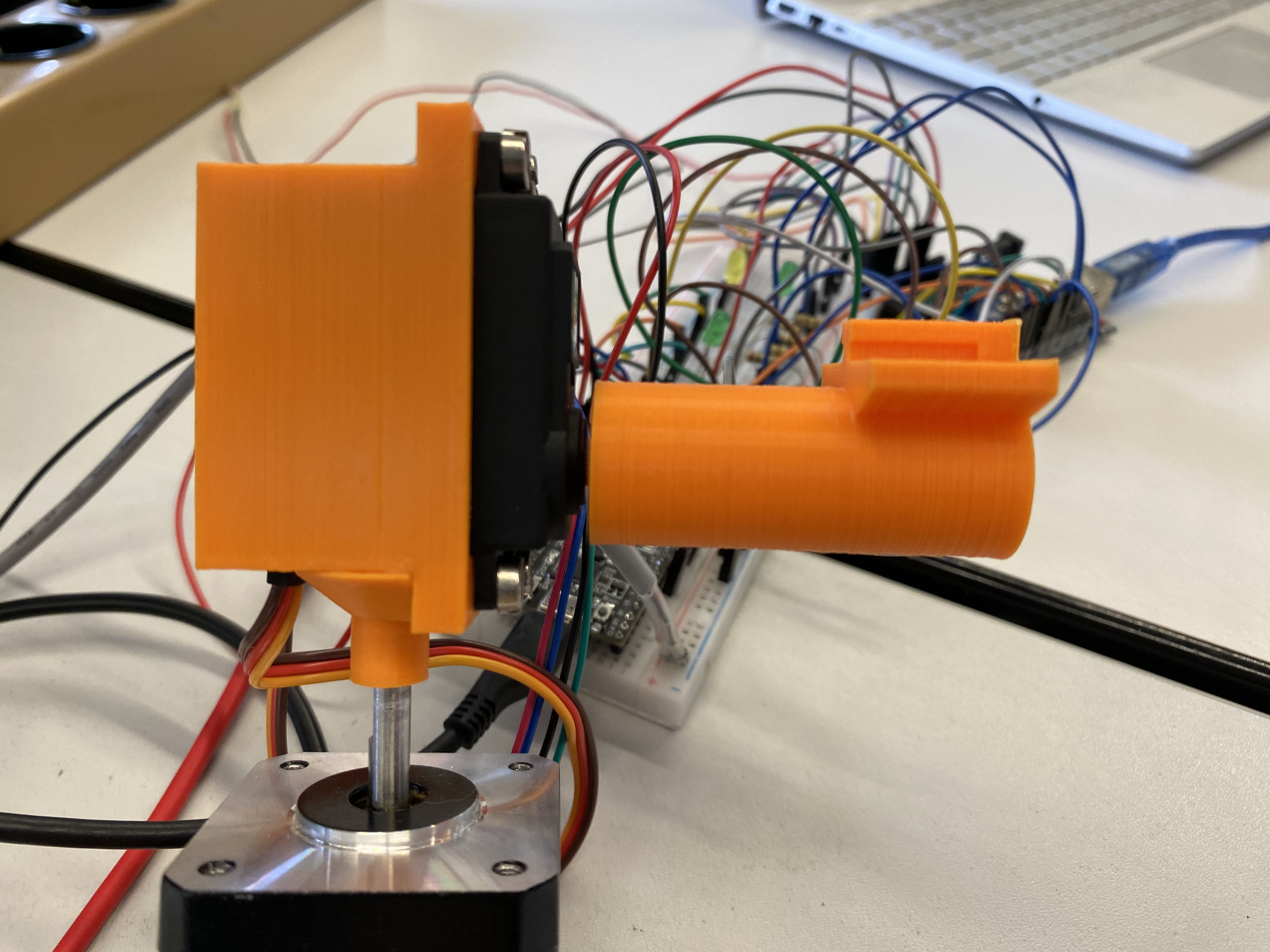 Servo-Halterug und Halterung für den Boom der Antenne