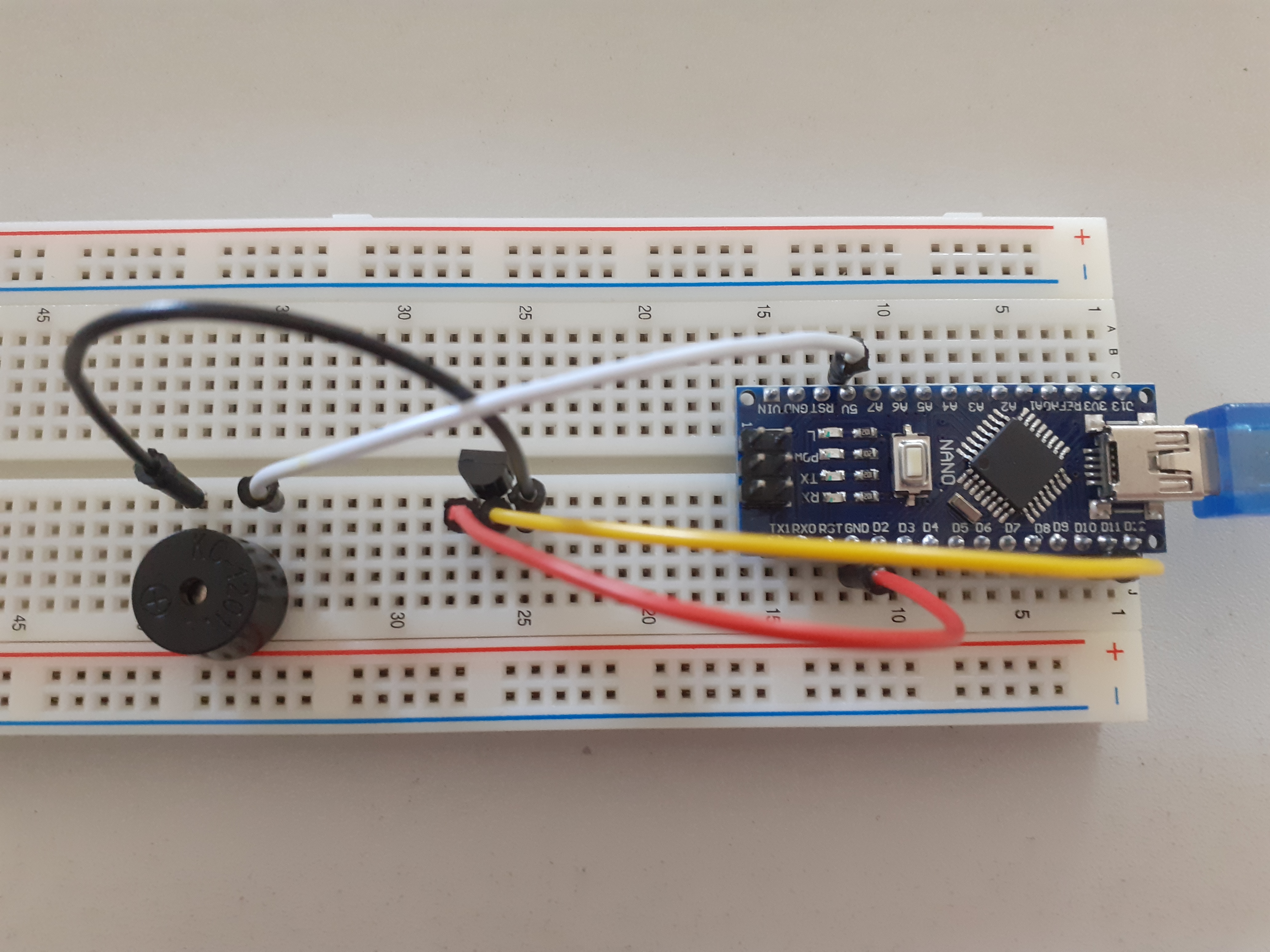 Schaltung des Piezolautsprechers und Transistors