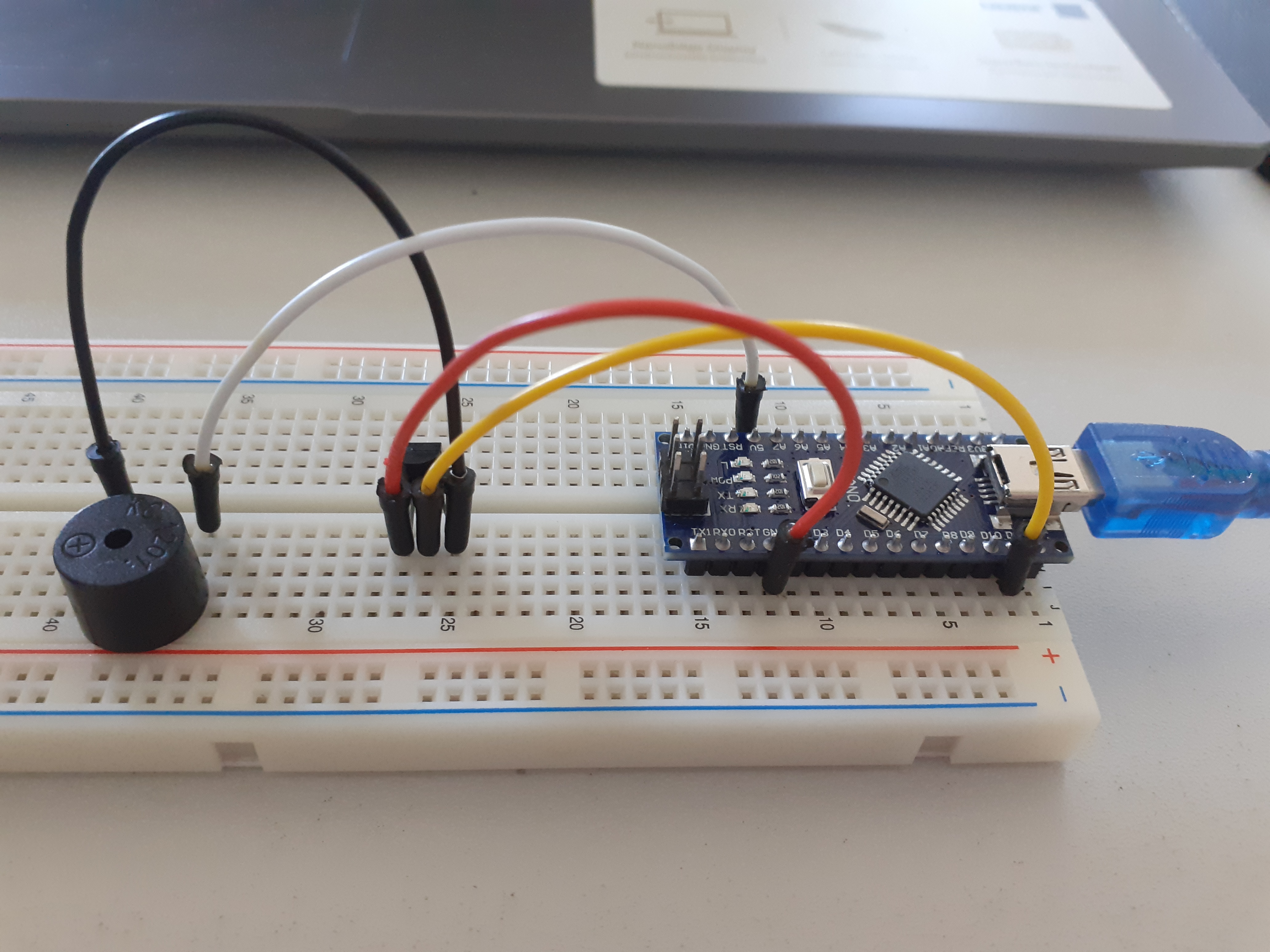 Schaltung des Piezolautsprechers und Transistors