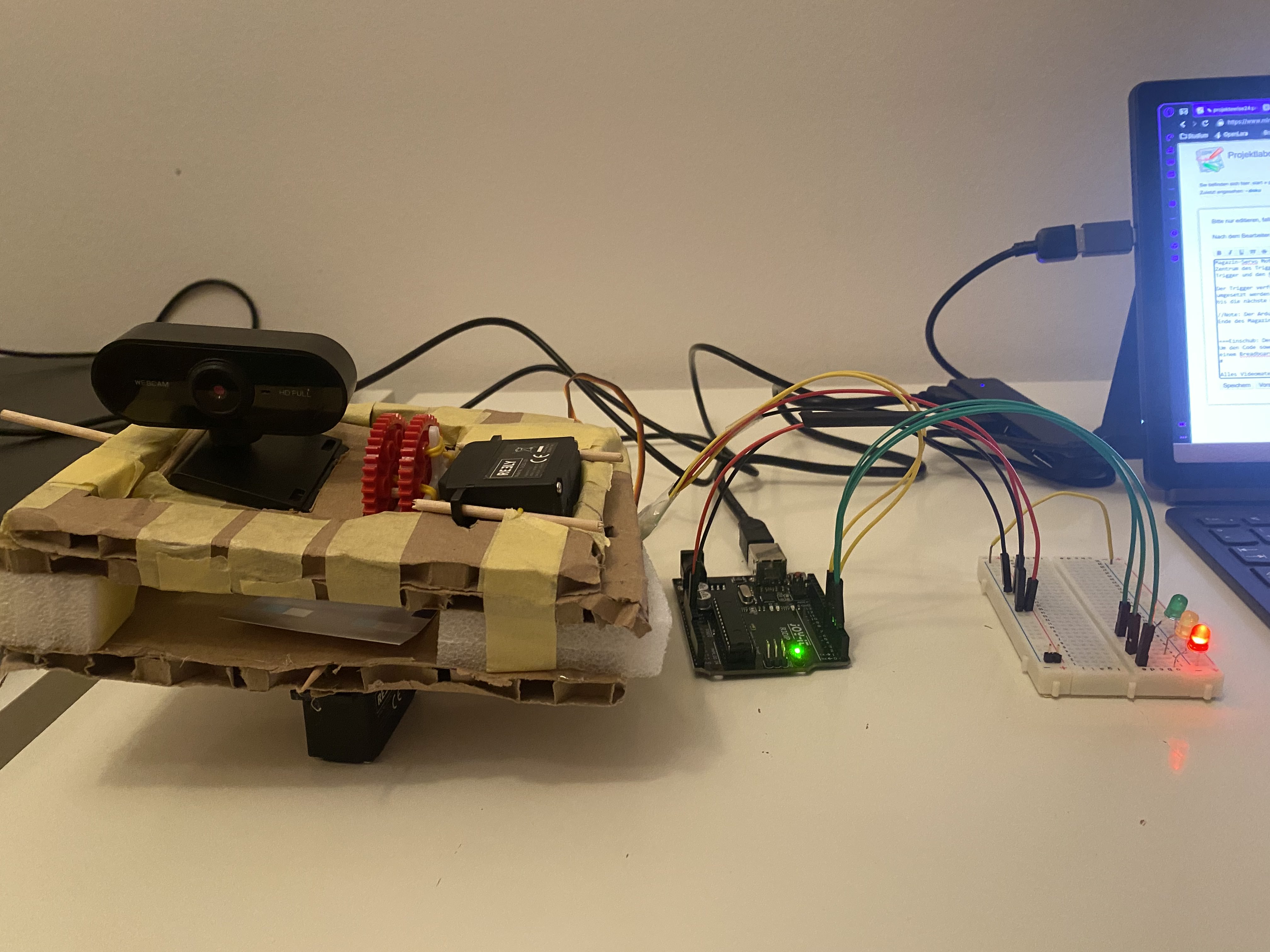 Frontalansicht: 2 Servos und LEDs